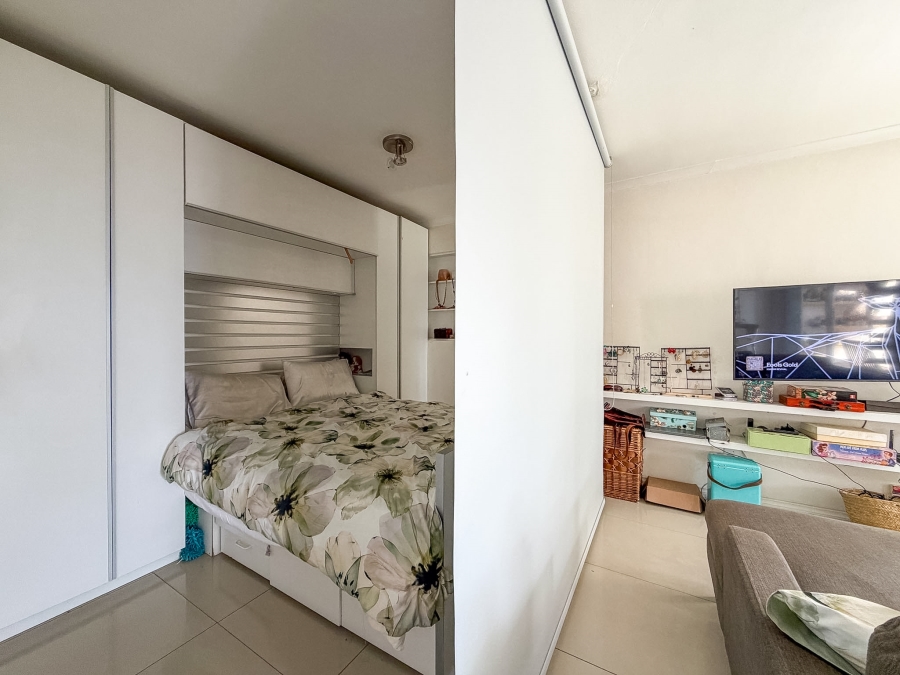 1 Bedroom Property for Sale in Vredehoek Western Cape